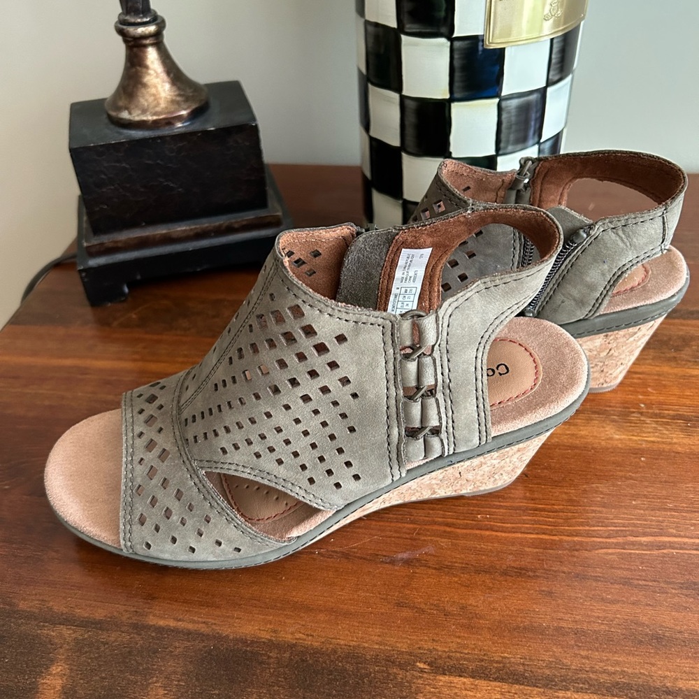Size 6 NWT Cobb Hill wedge sandal - Picture 2 of 6
